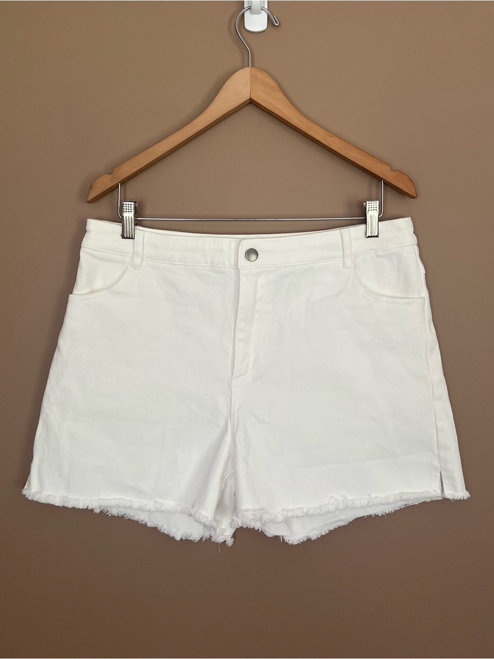 {Mystree} High Rise Denim Shorts with Raw Hem in White - Womens Large - NWT